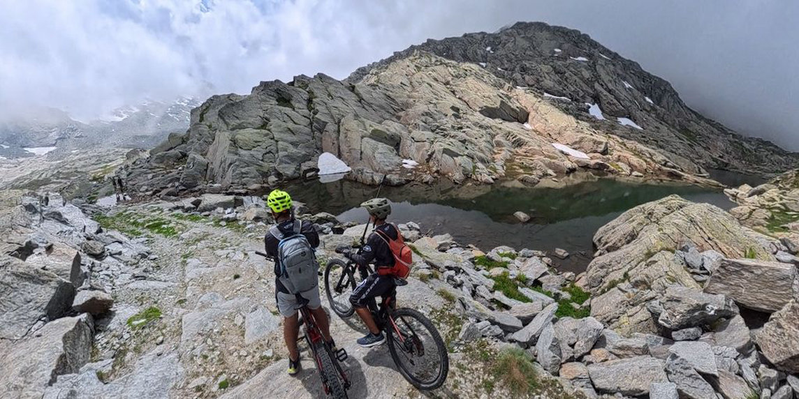 Esplorazione in e-bike sulle Alpi con la Insta360 X5