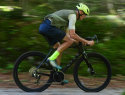 bici gravel open upper concept in azione su sterrato vista laterale