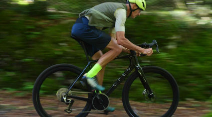 bici gravel open upper concept in azione su sterrato vista laterale
