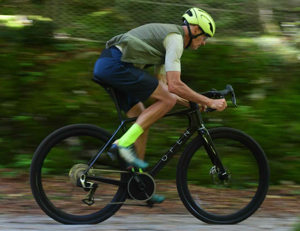 bici gravel open upper concept in azione su sterrato vista laterale