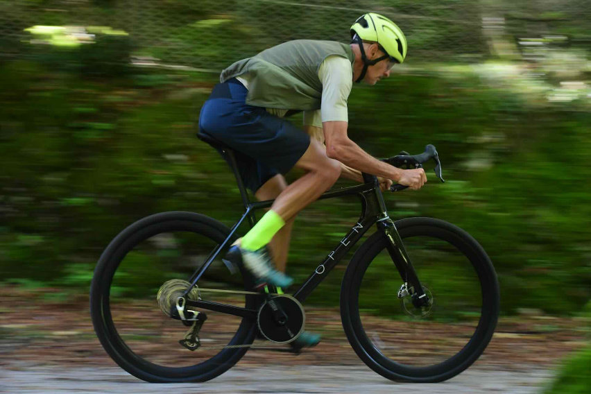 bici gravel open upper concept in azione su sterrato vista laterale