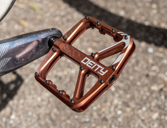 Deity Supervillain, pedali flat per chi ama sentirsi incollato alla bici