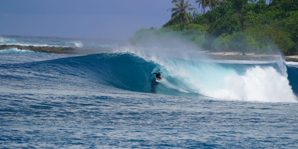 Out of Office – Mentawai, a caccia dell’immaginario