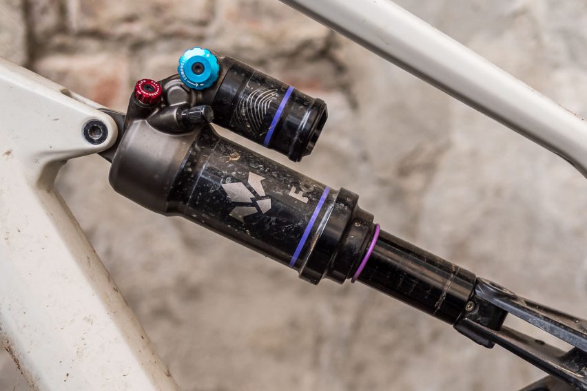 formula nebbia ammortizzatore ad aria in test - lato sx