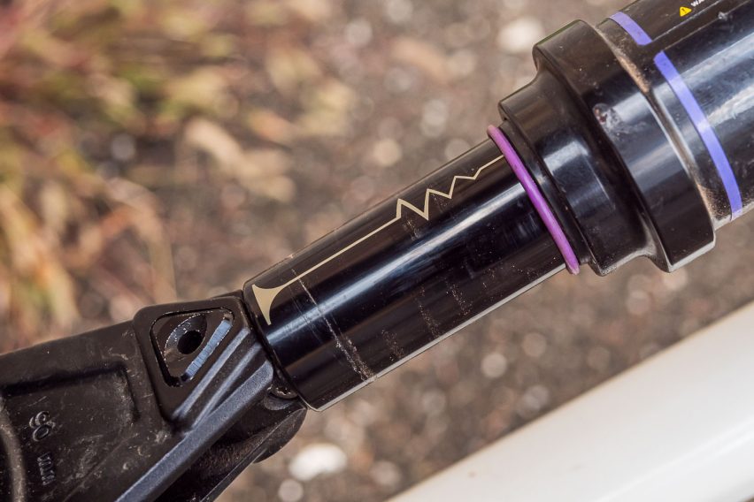 formula nebbia ammortizzatore ad aria in test - indicatore Sag