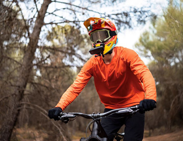 Insta360 X4 Air: la videocamera 360° più leggera per bici ora in 8K