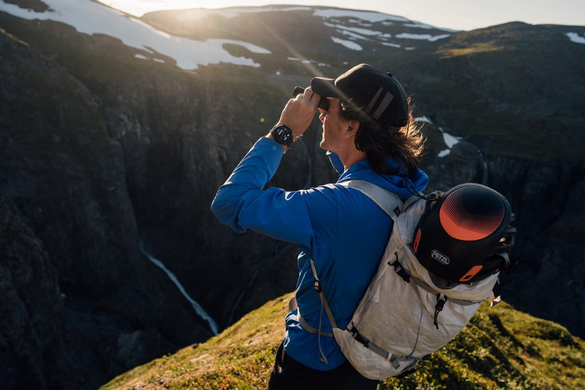 Suunto Vertical 2 è disponibile in sei varianti: quattro in acciaio inossidabile e due in titanio, con prezzi rispettivamente di €599 e €699.