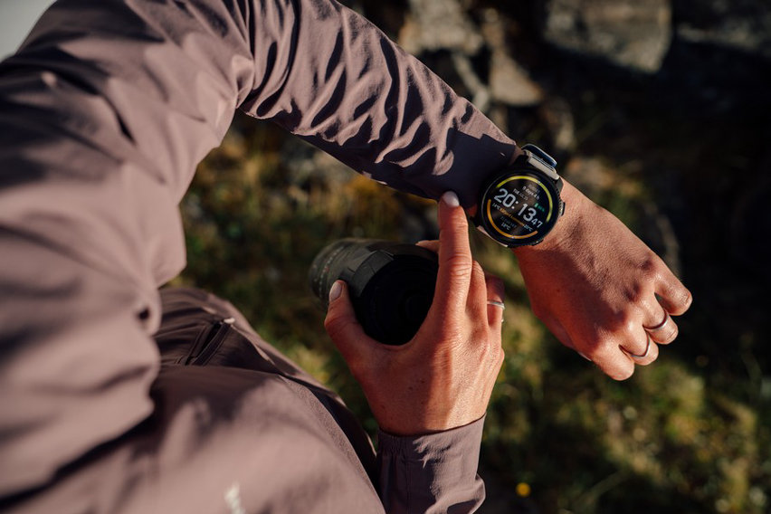 Suunto Vertical 2 è disponibile in sei varianti: quattro in acciaio inossidabile e due in titanio, con prezzi rispettivamente di €599 e €699.