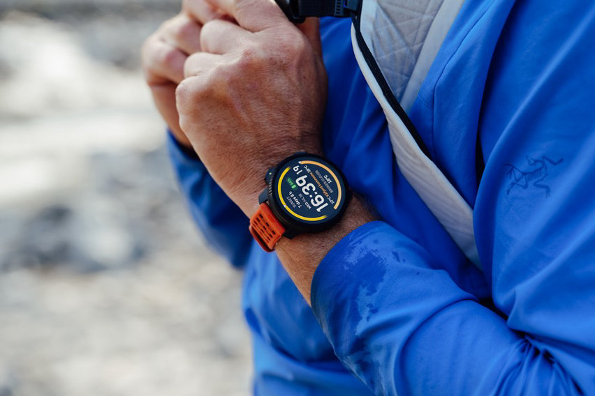 Suunto Vertical 2 è disponibile in sei varianti: quattro in acciaio inossidabile e due in titanio, con prezzi rispettivamente di €599 e €699.