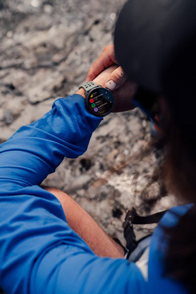 Suunto Vertical 2 è disponibile in sei varianti: quattro in acciaio inossidabile e due in titanio, con prezzi rispettivamente di €599 e €699.