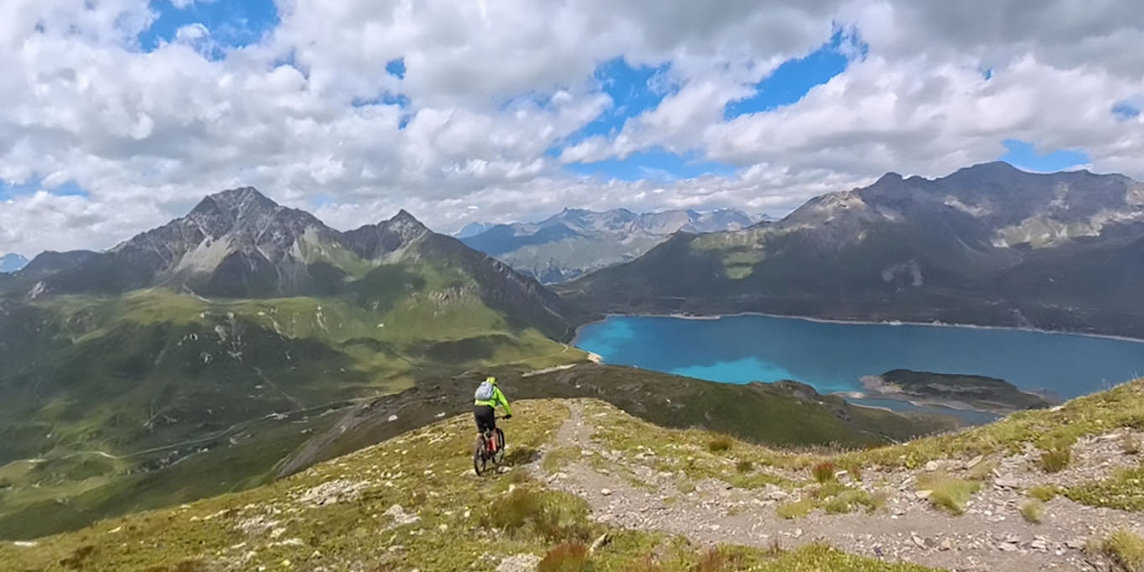 E-bike alpina a 3.000 m: avventura al Forte Malamot e Lago del Moncenisio
