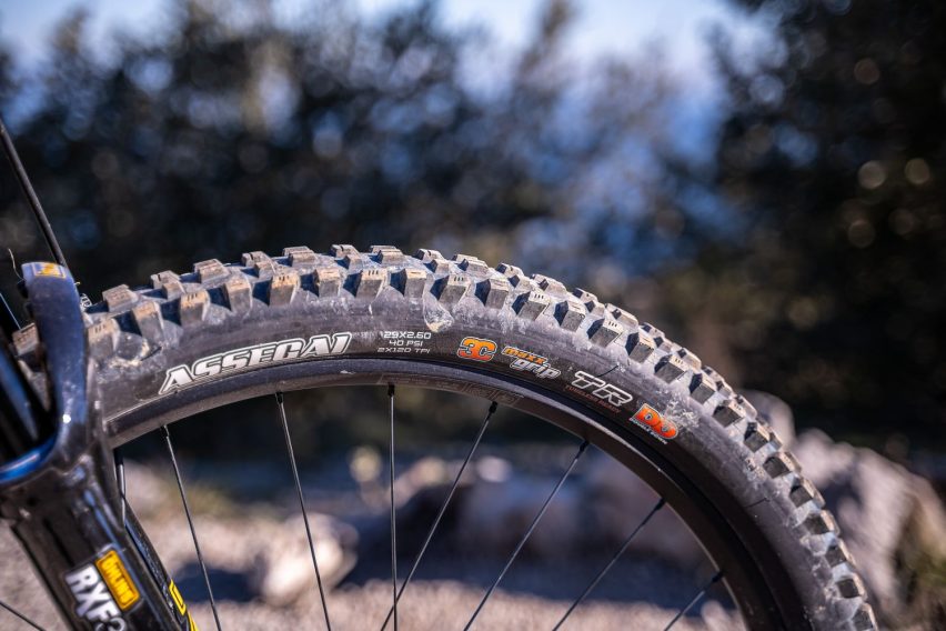 mondraker level xr - test emtb - pneumatico anteriore