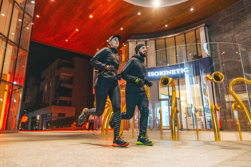 Altra Experience Flow 2
Test di Cristiano Guarco – Foto altrarunning.eu
Abbiamo messo alla prova le nuove Altra Experience Flow 2 e la sensazione è stata chiara fin dai primi chilometri: una scarpa che riesce a coniugare comfort quotidiano, versatilità e quel feeling unico che da sempre contraddistingue il marchio. È un modello pensato per chi vuole avvicinarsi al mondo Altra senza timori, grazie al drop ridotto di 4 mm e alla nuova intersuola Ego P35, capace di rendere la corsa più vivace e scattante.
Filosofia Altra: naturalezza e spazio
Altra è sinonimo di corsa naturale. La forma “a piede” della scarpa, con avampiede ampio e libero, permette alle dita di aprirsi e lavorare in modo funzionale, migliorando stabilità e propulsione. È una caratteristica che, secondo i fondatori del marchio, incide persino più dello zero drop sulla qualità della falcata. La linea Experience nasce proprio per offrire questa sensazione a un pubblico più ampio, con un drop moderato che rende la transizione più accessibile.
Fit e comfort
La tomaia della Experience Flow 2 avvolge bene il piede, risultando aderente fino alla pianta e spaziosa nella parte anteriore. Dopo qualche regolazione dei lacci, la calzata diventa naturale e rilassata, permettendo al piede di partecipare attivamente al gesto della corsa. È una scarpa che invita a correre senza tensioni, con un fit che premia la libertà e la comodità.
Su strada: ammortizzazione e reattività
La vera novità è la schiuma Ego P35. Al contatto con il terreno si percepisce morbida e accogliente, ma subito dopo restituisce energia con un rimbalzo rapido e costante. Non ha l’effetto trampolino delle schiume super-reattive, ma riesce a bilanciare comfort e stabilità, rendendola ideale per allenamenti quotidiani. A ritmi moderati la scarpa è fluida e piacevole, mentre accelerando mantiene una buona reattività, perfetta anche per corse brevi a ritmo gara. Solo negli sprint più decisi si avverte un limite nella risposta, ma è un compromesso naturale per un modello pensato come daily trainer.
Il tallone smussato favorisce una transizione morbida all’atterraggio, mentre l’avampiede leggermente bombato e la suola flessibile accompagnano la spinta con naturalezza. L’ampio avampiede contribuisce alla stabilità, evitando cedimenti anche su terreni più vari.
Una scarpa tradizionale… ma diversa
La Experience Flow 2 si comporta come una scarpa tradizionale, ma con sfumature proprie. Rispetto a un modello zero drop, offre un appoggio più morbido e una postura più equilibrata per chi tende a impattare con il tallone. Rispetto a scarpe con drop più alto, la sensazione è di un contatto più naturale e meno forzato. Rallentando e allungando la falcata si può percepire un leggero affondamento della schiuma, ma è un invito a correre in modo più bilanciato e dinamico.
Per chi è pensata
La nuova Experience Flow 2 è ideale per chi cerca una scarpa da allenamento quotidiano semplice, leggera e confortevole. È perfetta per chi vuole provare l’ampio avampiede Altra senza passare subito allo zero drop, ma anche per chi soffre di limitazioni come l’alluce valgo e desidera maggiore libertà nella parte anteriore del piede. È una scarpa che accompagna il runner verso una falcata più efficiente, premiando chi ama correre con naturalezza e fluidità.
Conclusioni
Le Altra Experience Flow 2 sono scarpe divertenti, veloci e leggere, con un feeling incredibilmente naturale sotto il piede. La nuova schiuma Ego P35 aggiunge vivacità e rende ogni falcata più energica, senza sacrificare stabilità e comfort. Una daily trainer che amplia l’universo Altra, rendendolo accessibile a più runner, e che conferma come la filosofia del marchio possa trasformare la corsa in un’esperienza autentica e appagante.
