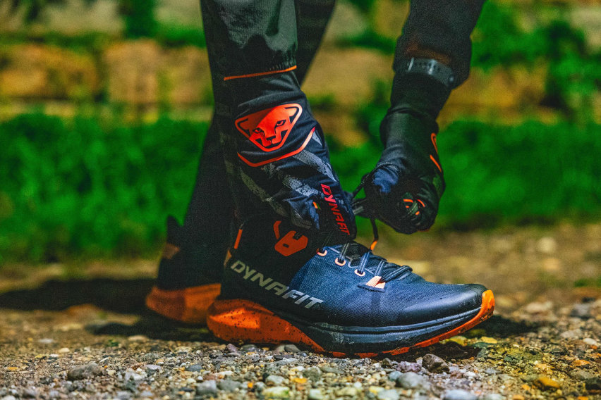 Altra Experience Flow 2
Test di Cristiano Guarco – Foto altrarunning.eu
Abbiamo messo alla prova le nuove Altra Experience Flow 2 e la sensazione è stata chiara fin dai primi chilometri: una scarpa che riesce a coniugare comfort quotidiano, versatilità e quel feeling unico che da sempre contraddistingue il marchio. È un modello pensato per chi vuole avvicinarsi al mondo Altra senza timori, grazie al drop ridotto di 4 mm e alla nuova intersuola Ego P35, capace di rendere la corsa più vivace e scattante.
Filosofia Altra: naturalezza e spazio
Altra è sinonimo di corsa naturale. La forma “a piede” della scarpa, con avampiede ampio e libero, permette alle dita di aprirsi e lavorare in modo funzionale, migliorando stabilità e propulsione. È una caratteristica che, secondo i fondatori del marchio, incide persino più dello zero drop sulla qualità della falcata. La linea Experience nasce proprio per offrire questa sensazione a un pubblico più ampio, con un drop moderato che rende la transizione più accessibile.
Fit e comfort
La tomaia della Experience Flow 2 avvolge bene il piede, risultando aderente fino alla pianta e spaziosa nella parte anteriore. Dopo qualche regolazione dei lacci, la calzata diventa naturale e rilassata, permettendo al piede di partecipare attivamente al gesto della corsa. È una scarpa che invita a correre senza tensioni, con un fit che premia la libertà e la comodità.
Su strada: ammortizzazione e reattività
La vera novità è la schiuma Ego P35. Al contatto con il terreno si percepisce morbida e accogliente, ma subito dopo restituisce energia con un rimbalzo rapido e costante. Non ha l’effetto trampolino delle schiume super-reattive, ma riesce a bilanciare comfort e stabilità, rendendola ideale per allenamenti quotidiani. A ritmi moderati la scarpa è fluida e piacevole, mentre accelerando mantiene una buona reattività, perfetta anche per corse brevi a ritmo gara. Solo negli sprint più decisi si avverte un limite nella risposta, ma è un compromesso naturale per un modello pensato come daily trainer.
Il tallone smussato favorisce una transizione morbida all’atterraggio, mentre l’avampiede leggermente bombato e la suola flessibile accompagnano la spinta con naturalezza. L’ampio avampiede contribuisce alla stabilità, evitando cedimenti anche su terreni più vari.
Una scarpa tradizionale… ma diversa
La Experience Flow 2 si comporta come una scarpa tradizionale, ma con sfumature proprie. Rispetto a un modello zero drop, offre un appoggio più morbido e una postura più equilibrata per chi tende a impattare con il tallone. Rispetto a scarpe con drop più alto, la sensazione è di un contatto più naturale e meno forzato. Rallentando e allungando la falcata si può percepire un leggero affondamento della schiuma, ma è un invito a correre in modo più bilanciato e dinamico.
Per chi è pensata
La nuova Experience Flow 2 è ideale per chi cerca una scarpa da allenamento quotidiano semplice, leggera e confortevole. È perfetta per chi vuole provare l’ampio avampiede Altra senza passare subito allo zero drop, ma anche per chi soffre di limitazioni come l’alluce valgo e desidera maggiore libertà nella parte anteriore del piede. È una scarpa che accompagna il runner verso una falcata più efficiente, premiando chi ama correre con naturalezza e fluidità.
Conclusioni
Le Altra Experience Flow 2 sono scarpe divertenti, veloci e leggere, con un feeling incredibilmente naturale sotto il piede. La nuova schiuma Ego P35 aggiunge vivacità e rende ogni falcata più energica, senza sacrificare stabilità e comfort. Una daily trainer che amplia l’universo Altra, rendendolo accessibile a più runner, e che conferma come la filosofia del marchio possa trasformare la corsa in un’esperienza autentica e appagante.
