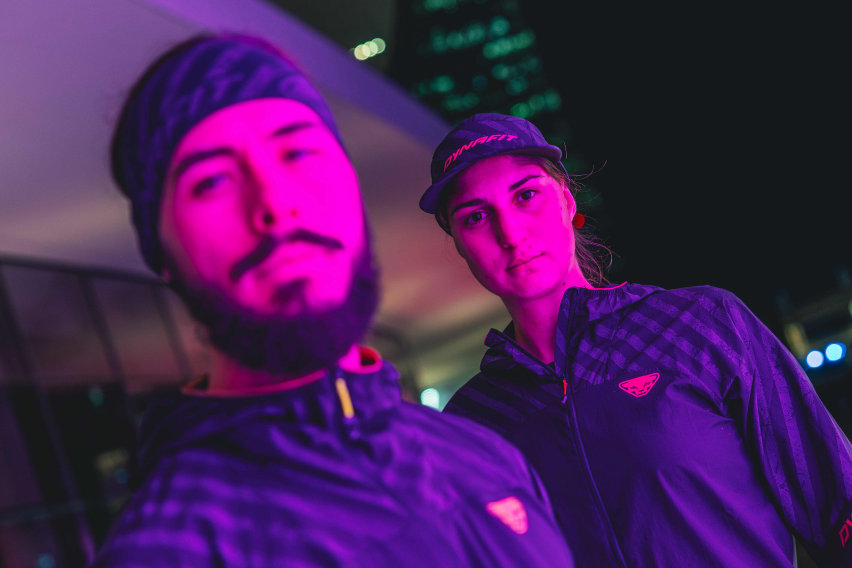 Altra Experience Flow 2
Test di Cristiano Guarco – Foto altrarunning.eu
Abbiamo messo alla prova le nuove Altra Experience Flow 2 e la sensazione è stata chiara fin dai primi chilometri: una scarpa che riesce a coniugare comfort quotidiano, versatilità e quel feeling unico che da sempre contraddistingue il marchio. È un modello pensato per chi vuole avvicinarsi al mondo Altra senza timori, grazie al drop ridotto di 4 mm e alla nuova intersuola Ego P35, capace di rendere la corsa più vivace e scattante.
Filosofia Altra: naturalezza e spazio
Altra è sinonimo di corsa naturale. La forma “a piede” della scarpa, con avampiede ampio e libero, permette alle dita di aprirsi e lavorare in modo funzionale, migliorando stabilità e propulsione. È una caratteristica che, secondo i fondatori del marchio, incide persino più dello zero drop sulla qualità della falcata. La linea Experience nasce proprio per offrire questa sensazione a un pubblico più ampio, con un drop moderato che rende la transizione più accessibile.
Fit e comfort
La tomaia della Experience Flow 2 avvolge bene il piede, risultando aderente fino alla pianta e spaziosa nella parte anteriore. Dopo qualche regolazione dei lacci, la calzata diventa naturale e rilassata, permettendo al piede di partecipare attivamente al gesto della corsa. È una scarpa che invita a correre senza tensioni, con un fit che premia la libertà e la comodità.
Su strada: ammortizzazione e reattività
La vera novità è la schiuma Ego P35. Al contatto con il terreno si percepisce morbida e accogliente, ma subito dopo restituisce energia con un rimbalzo rapido e costante. Non ha l’effetto trampolino delle schiume super-reattive, ma riesce a bilanciare comfort e stabilità, rendendola ideale per allenamenti quotidiani. A ritmi moderati la scarpa è fluida e piacevole, mentre accelerando mantiene una buona reattività, perfetta anche per corse brevi a ritmo gara. Solo negli sprint più decisi si avverte un limite nella risposta, ma è un compromesso naturale per un modello pensato come daily trainer.
Il tallone smussato favorisce una transizione morbida all’atterraggio, mentre l’avampiede leggermente bombato e la suola flessibile accompagnano la spinta con naturalezza. L’ampio avampiede contribuisce alla stabilità, evitando cedimenti anche su terreni più vari.
Una scarpa tradizionale… ma diversa
La Experience Flow 2 si comporta come una scarpa tradizionale, ma con sfumature proprie. Rispetto a un modello zero drop, offre un appoggio più morbido e una postura più equilibrata per chi tende a impattare con il tallone. Rispetto a scarpe con drop più alto, la sensazione è di un contatto più naturale e meno forzato. Rallentando e allungando la falcata si può percepire un leggero affondamento della schiuma, ma è un invito a correre in modo più bilanciato e dinamico.
Per chi è pensata
La nuova Experience Flow 2 è ideale per chi cerca una scarpa da allenamento quotidiano semplice, leggera e confortevole. È perfetta per chi vuole provare l’ampio avampiede Altra senza passare subito allo zero drop, ma anche per chi soffre di limitazioni come l’alluce valgo e desidera maggiore libertà nella parte anteriore del piede. È una scarpa che accompagna il runner verso una falcata più efficiente, premiando chi ama correre con naturalezza e fluidità.
Conclusioni
Le Altra Experience Flow 2 sono scarpe divertenti, veloci e leggere, con un feeling incredibilmente naturale sotto il piede. La nuova schiuma Ego P35 aggiunge vivacità e rende ogni falcata più energica, senza sacrificare stabilità e comfort. Una daily trainer che amplia l’universo Altra, rendendolo accessibile a più runner, e che conferma come la filosofia del marchio possa trasformare la corsa in un’esperienza autentica e appagante.
