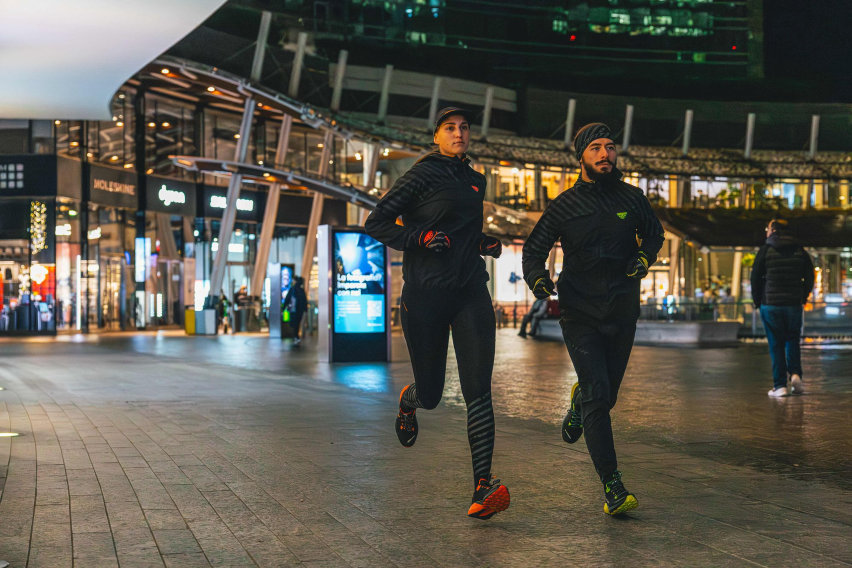 Altra Experience Flow 2
Test di Cristiano Guarco – Foto altrarunning.eu
Abbiamo messo alla prova le nuove Altra Experience Flow 2 e la sensazione è stata chiara fin dai primi chilometri: una scarpa che riesce a coniugare comfort quotidiano, versatilità e quel feeling unico che da sempre contraddistingue il marchio. È un modello pensato per chi vuole avvicinarsi al mondo Altra senza timori, grazie al drop ridotto di 4 mm e alla nuova intersuola Ego P35, capace di rendere la corsa più vivace e scattante.
Filosofia Altra: naturalezza e spazio
Altra è sinonimo di corsa naturale. La forma “a piede” della scarpa, con avampiede ampio e libero, permette alle dita di aprirsi e lavorare in modo funzionale, migliorando stabilità e propulsione. È una caratteristica che, secondo i fondatori del marchio, incide persino più dello zero drop sulla qualità della falcata. La linea Experience nasce proprio per offrire questa sensazione a un pubblico più ampio, con un drop moderato che rende la transizione più accessibile.
Fit e comfort
La tomaia della Experience Flow 2 avvolge bene il piede, risultando aderente fino alla pianta e spaziosa nella parte anteriore. Dopo qualche regolazione dei lacci, la calzata diventa naturale e rilassata, permettendo al piede di partecipare attivamente al gesto della corsa. È una scarpa che invita a correre senza tensioni, con un fit che premia la libertà e la comodità.
Su strada: ammortizzazione e reattività
La vera novità è la schiuma Ego P35. Al contatto con il terreno si percepisce morbida e accogliente, ma subito dopo restituisce energia con un rimbalzo rapido e costante. Non ha l’effetto trampolino delle schiume super-reattive, ma riesce a bilanciare comfort e stabilità, rendendola ideale per allenamenti quotidiani. A ritmi moderati la scarpa è fluida e piacevole, mentre accelerando mantiene una buona reattività, perfetta anche per corse brevi a ritmo gara. Solo negli sprint più decisi si avverte un limite nella risposta, ma è un compromesso naturale per un modello pensato come daily trainer.
Il tallone smussato favorisce una transizione morbida all’atterraggio, mentre l’avampiede leggermente bombato e la suola flessibile accompagnano la spinta con naturalezza. L’ampio avampiede contribuisce alla stabilità, evitando cedimenti anche su terreni più vari.
Una scarpa tradizionale… ma diversa
La Experience Flow 2 si comporta come una scarpa tradizionale, ma con sfumature proprie. Rispetto a un modello zero drop, offre un appoggio più morbido e una postura più equilibrata per chi tende a impattare con il tallone. Rispetto a scarpe con drop più alto, la sensazione è di un contatto più naturale e meno forzato. Rallentando e allungando la falcata si può percepire un leggero affondamento della schiuma, ma è un invito a correre in modo più bilanciato e dinamico.
Per chi è pensata
La nuova Experience Flow 2 è ideale per chi cerca una scarpa da allenamento quotidiano semplice, leggera e confortevole. È perfetta per chi vuole provare l’ampio avampiede Altra senza passare subito allo zero drop, ma anche per chi soffre di limitazioni come l’alluce valgo e desidera maggiore libertà nella parte anteriore del piede. È una scarpa che accompagna il runner verso una falcata più efficiente, premiando chi ama correre con naturalezza e fluidità.
Conclusioni
Le Altra Experience Flow 2 sono scarpe divertenti, veloci e leggere, con un feeling incredibilmente naturale sotto il piede. La nuova schiuma Ego P35 aggiunge vivacità e rende ogni falcata più energica, senza sacrificare stabilità e comfort. Una daily trainer che amplia l’universo Altra, rendendolo accessibile a più runner, e che conferma come la filosofia del marchio possa trasformare la corsa in un’esperienza autentica e appagante.
