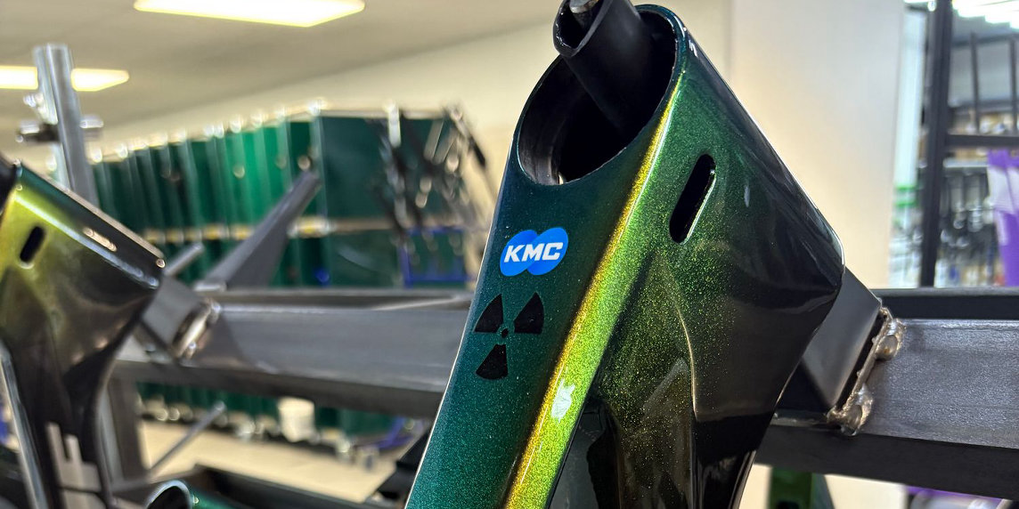 KMC rinnova fino al 2028: Nukeproof nuovo bike partner del team MTB