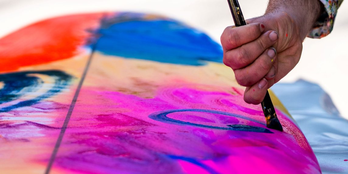 “Questa estate”: la tavola d’arte di Tommaso Panichi per Surforall