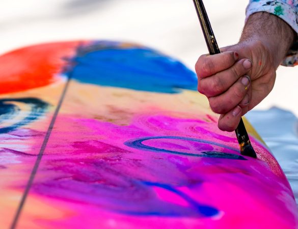 “Questa estate”: la tavola d’arte di Tommaso Panichi per Surforall