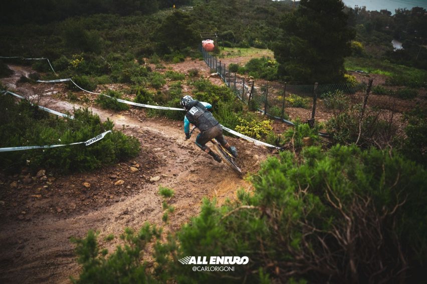 Frenata modulata su sentiero umido, con ruota anteriore caricata e controllo della trazione