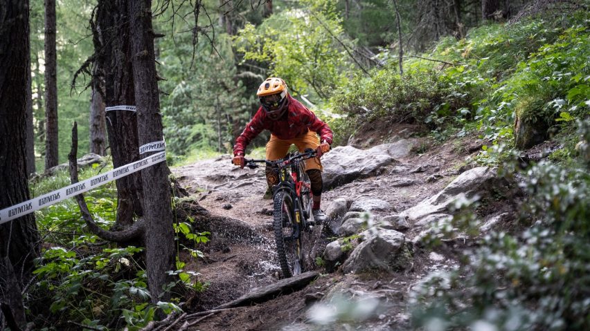 Rider che carica l’anteriore su terreno scivoloso per migliorare direzionalità e grip