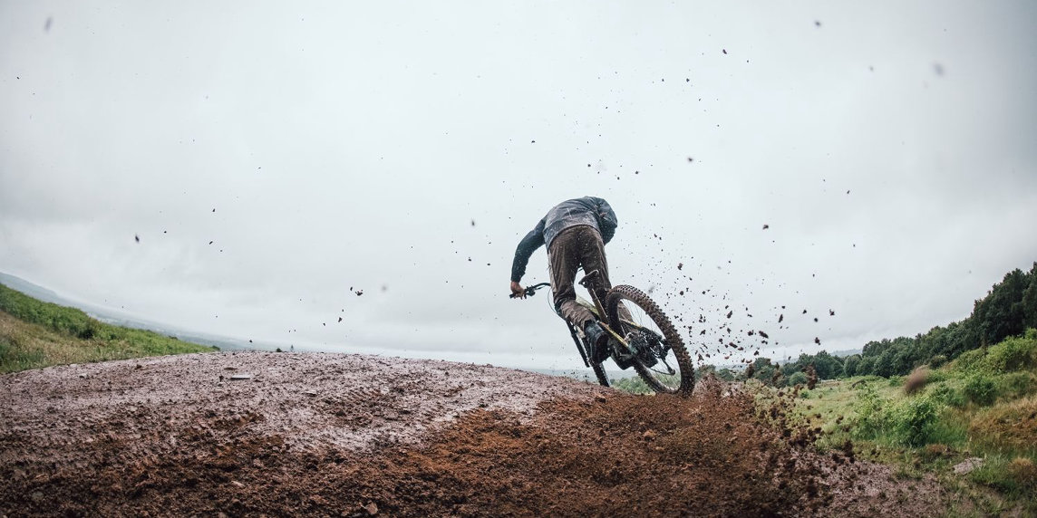 Come guidare la MTB sul bagnato: i migliori consigli