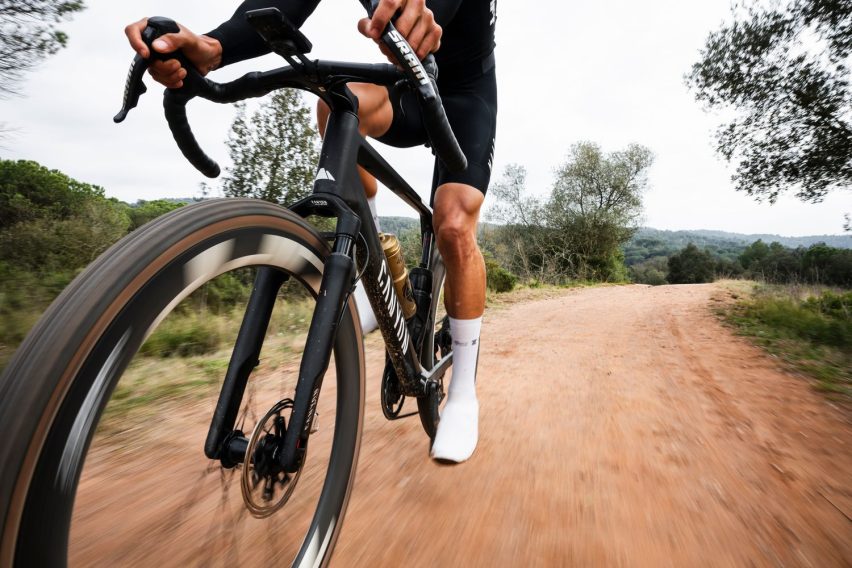 gravel per mountain biker - action Canyon Grail CFR 01