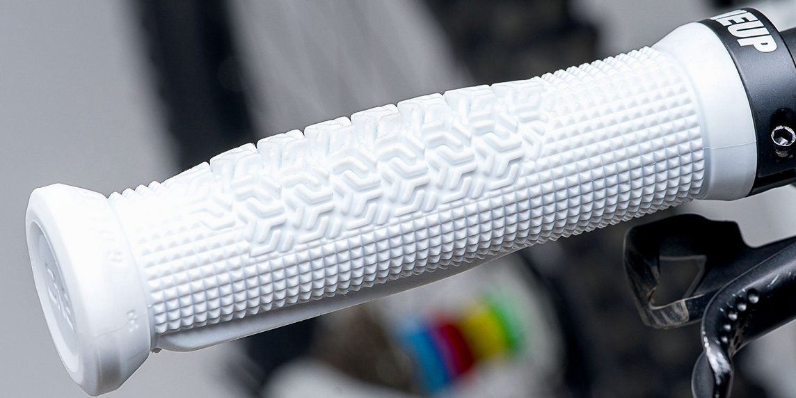 OneUp presenta Goldstone Grips: il tocco del Campione del Mondo