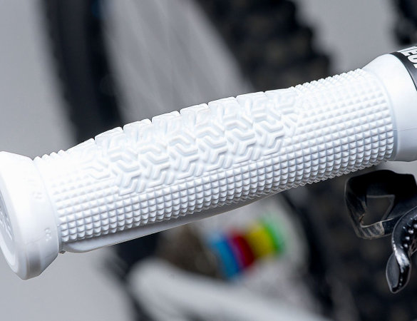 OneUp presenta Goldstone Grips: il tocco del Campione del Mondo