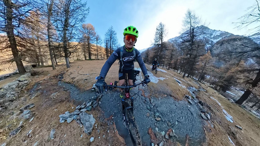 Valle Argentera e‑bike - panorama su sfondo