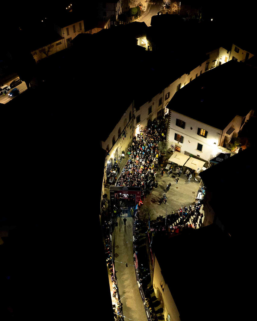 Chianti Ultra Trail by UTMB conferma il tutto esaurito con 5200 runner da 84 Paesi. Il trail running internazionale torna nel cuore della Toscana. Da oggi sino a domenica 22 marzo il Chianti Ultra Trail by UTMB® riporterà migliaia di runner sulle colline del Chianti Storico, con partenza e arrivo