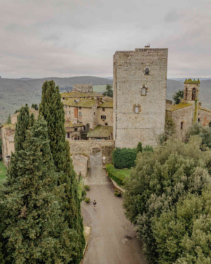 Chianti Ultra Trail by UTMB conferma il tutto esaurito con 5200 runner da 84 Paesi. Il trail running internazionale torna nel cuore della Toscana. Da oggi sino a domenica 22 marzo il Chianti Ultra Trail by UTMB® riporterà migliaia di runner sulle colline del Chianti Storico, con partenza e arrivo