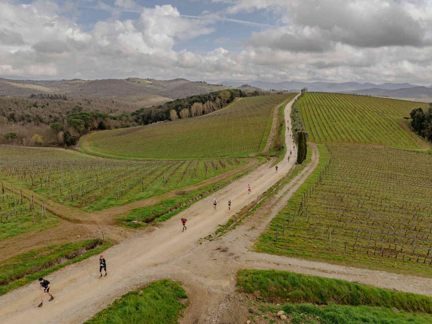 Chianti Ultra Trail by UTMB conferma il tutto esaurito con 5200 runner da 84 Paesi. Il trail running internazionale torna nel cuore della Toscana. Da oggi sino a domenica 22 marzo il Chianti Ultra Trail by UTMB® riporterà migliaia di runner sulle colline del Chianti Storico, con partenza e arrivo