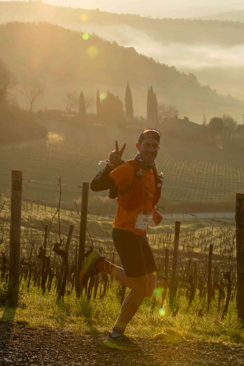 Chianti Ultra Trail by UTMB conferma il tutto esaurito con 5200 runner da 84 Paesi. Il trail running internazionale torna nel cuore della Toscana. Da oggi sino a domenica 22 marzo il Chianti Ultra Trail by UTMB® riporterà migliaia di runner sulle colline del Chianti Storico, con partenza e arrivo