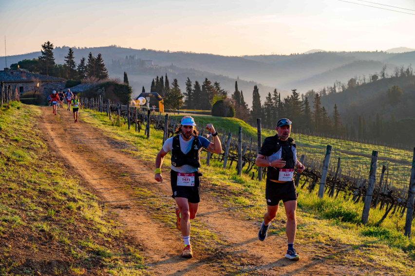 Chianti Ultra Trail by UTMB conferma il tutto esaurito con 5200 runner da 84 Paesi. Il trail running internazionale torna nel cuore della Toscana. Da oggi sino a domenica 22 marzo il Chianti Ultra Trail by UTMB® riporterà migliaia di runner sulle colline del Chianti Storico, con partenza e arrivo