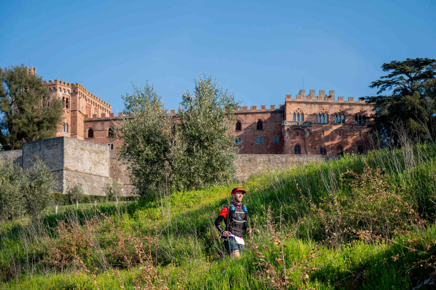Chianti Ultra Trail by UTMB conferma il tutto esaurito con 5200 runner da 84 Paesi. Il trail running internazionale torna nel cuore della Toscana. Da oggi sino a domenica 22 marzo il Chianti Ultra Trail by UTMB® riporterà migliaia di runner sulle colline del Chianti Storico, con partenza e arrivo