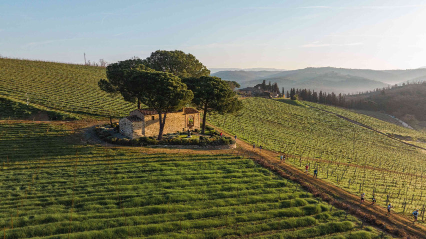 Chianti Ultra Trail by UTMB conferma il tutto esaurito con 5200 runner da 84 Paesi. Il trail running internazionale torna nel cuore della Toscana. Da oggi sino a domenica 22 marzo il Chianti Ultra Trail by UTMB® riporterà migliaia di runner sulle colline del Chianti Storico, con partenza e arrivo