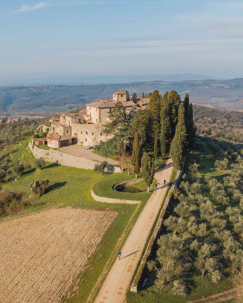 Chianti Ultra Trail by UTMB conferma il tutto esaurito con 5200 runner da 84 Paesi. Il trail running internazionale torna nel cuore della Toscana. Da oggi sino a domenica 22 marzo il Chianti Ultra Trail by UTMB® riporterà migliaia di runner sulle colline del Chianti Storico, con partenza e arrivo
