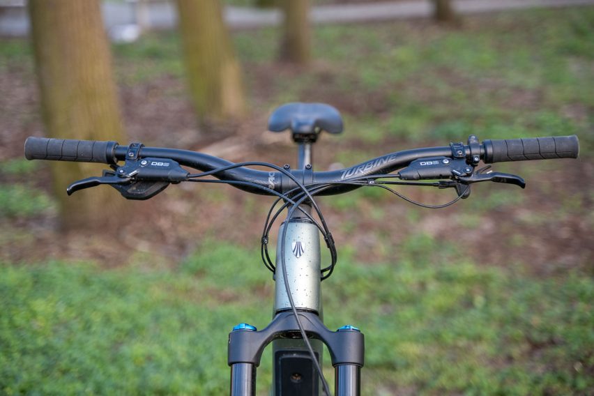 Trek Fuel+ EX 9.7 eMTB con TQ-HPR-60 review - cockpit frontale