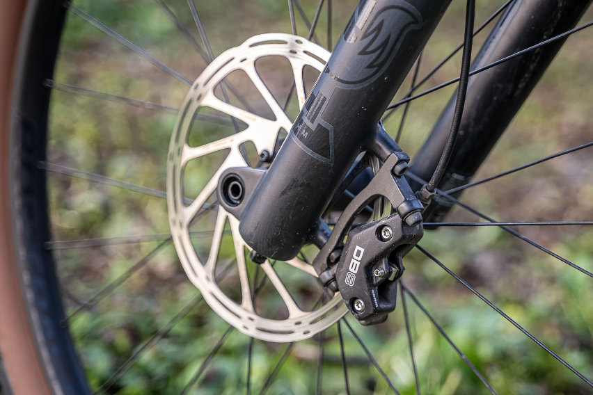 Trek Fuel+ EX 9.7 eMTB con TQ-HPR-60 review - sram db8 pinza