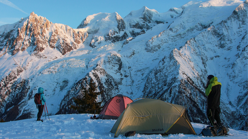 Notte in tenda a Chamonix: bivacco invernale sotto le stelle davanti al Monte Bianco