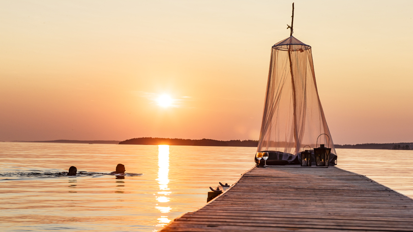 Rilassati come un finlandese quest’estate: il Paese più felice del mondo offre una vacanza gratuita in riva al lago