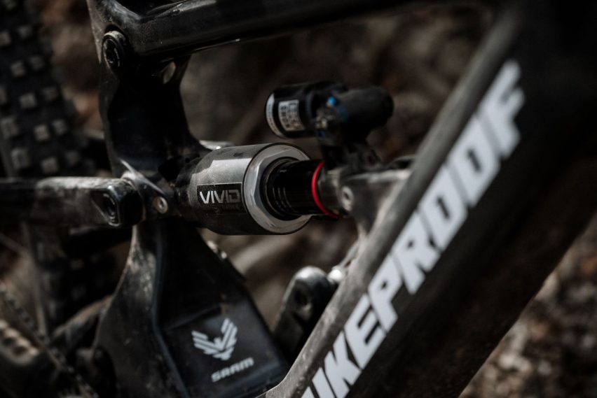 RockShox LinearXL - vivid lifestyle 02