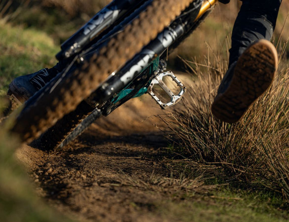 Crankbrothers presenta i nuovi Stamp Evo: più stabilità, più supporto, più efficienza