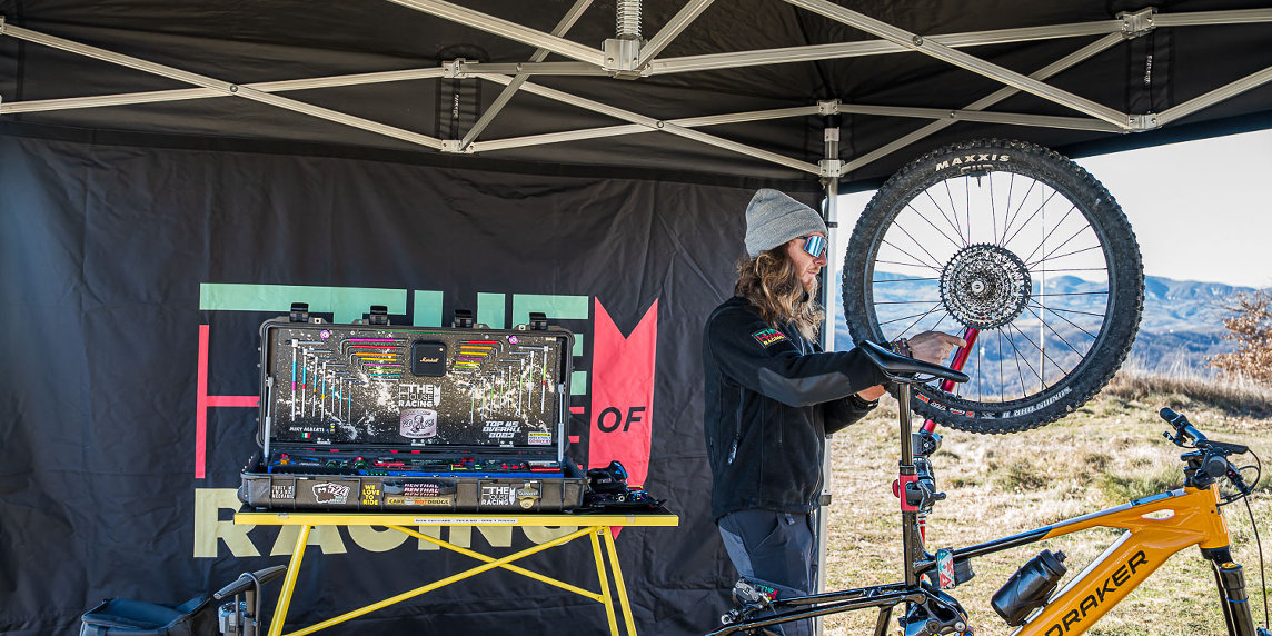 ToolboxWars: dentro le officine mobili dei meccanici MTB