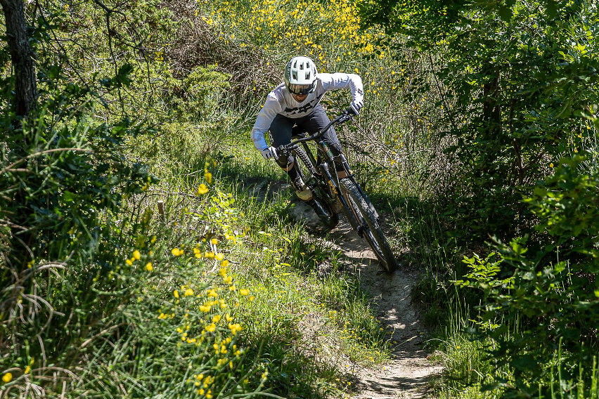 Mondraker Zendit RR S: eMTB full carbon con motore Avinox M2S - discesa 02 new