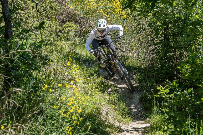 Mondraker Zendit RR S: eMTB full carbon con motore Avinox M2S - discesa 02