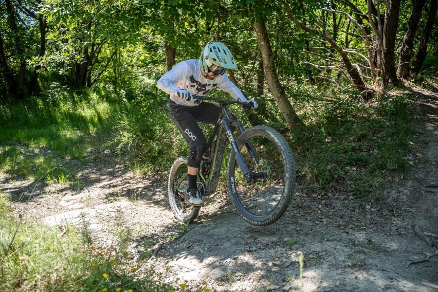 Mondraker Zendit RR S: eMTB full carbon con motore Avinox M2S - salita 02
