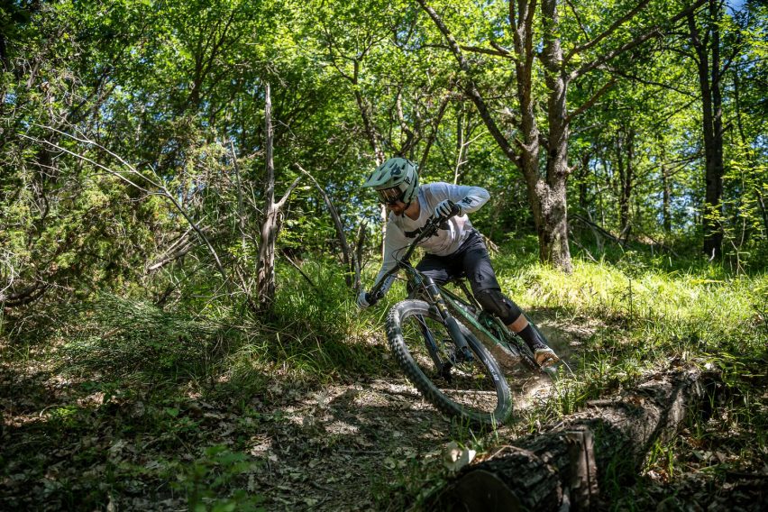 Mondraker Zendit RR S: eMTB full carbon con motore Avinox M2S - discesa 01