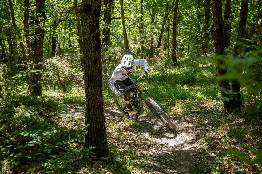 Mondraker Zendit RR S: eMTB full carbon con motore Avinox M2S - salita 03